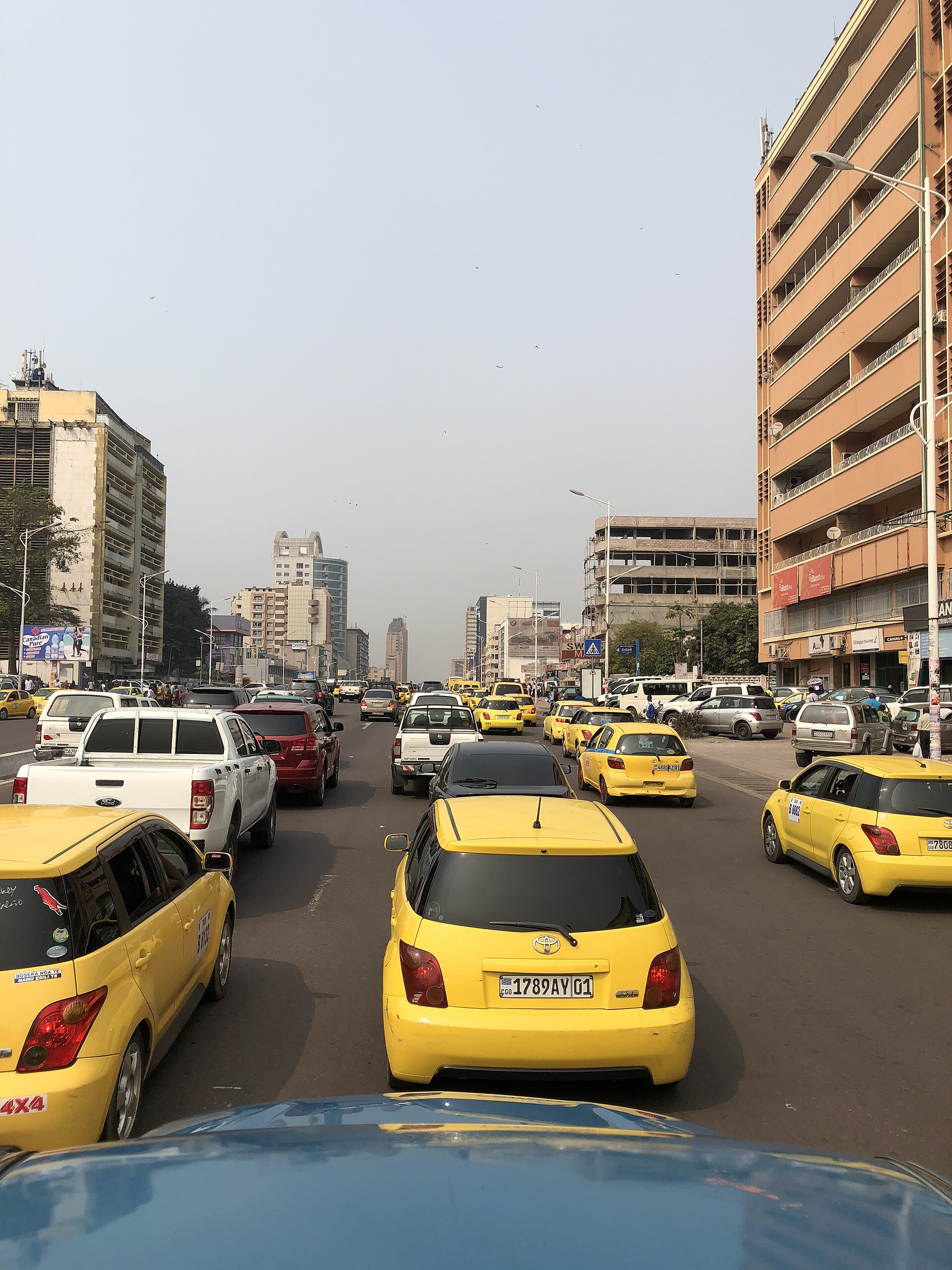 Taxis jaunes dans la circulation du boulevard du 30 Juin, à Gombe