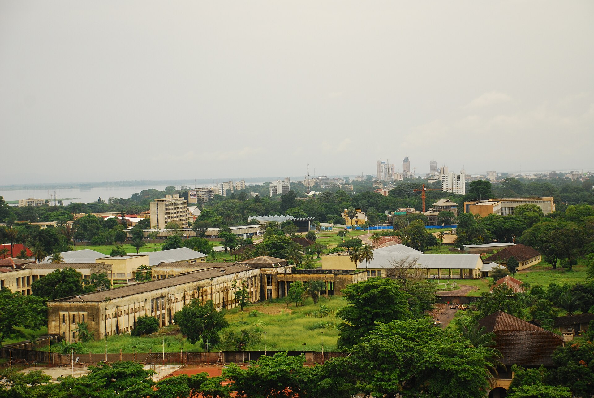 Kinshasa depuis un étage élevé, avec le fleuve au loin