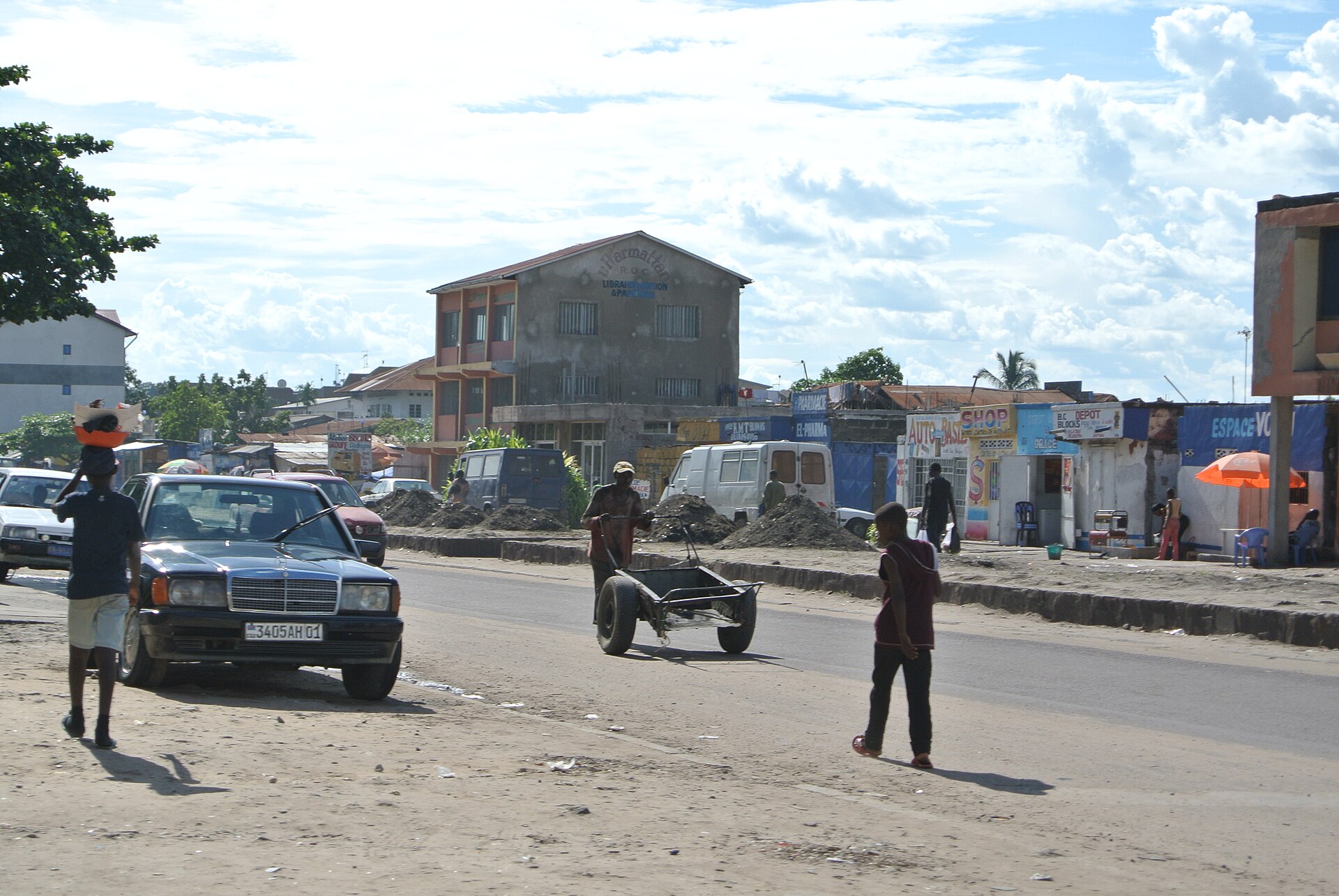 Scène de rue à Kinshasa, boulevard des Huileries