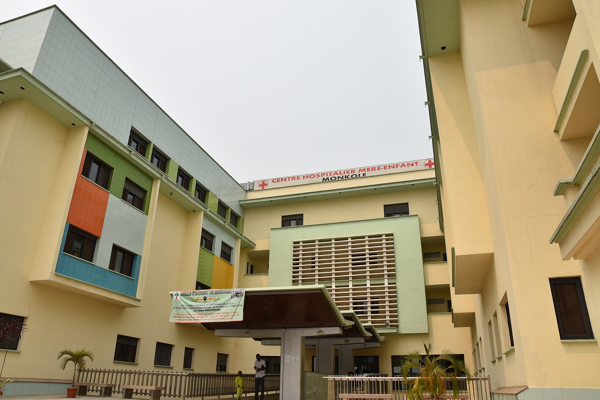 Façade du centre hospitalier mère-enfant Monkole
