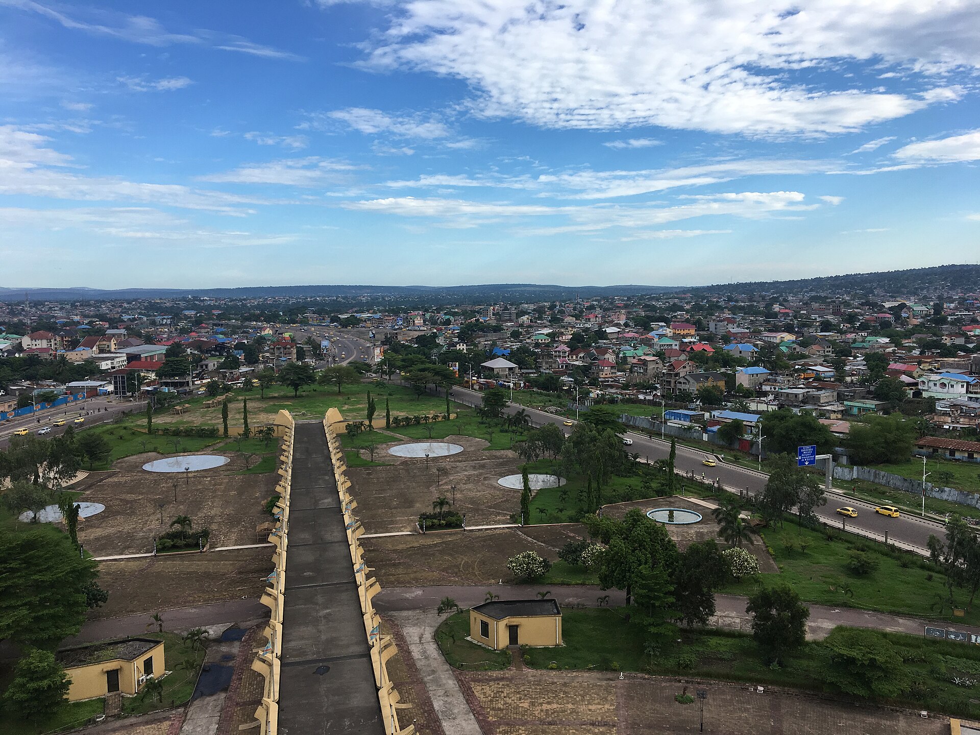 Vue sur la ville depuis la tour de l’échangeur de Limete